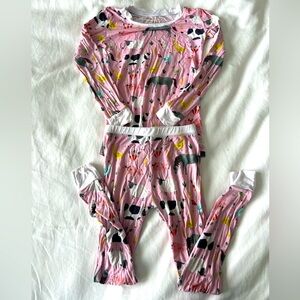 Little Sleepies size 5/6 2 piece pajama set for little kids in pink farm animals